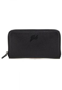 Portafoglio in pelle nera con superficie testurizzata, chiusura con zip e logo impresso sul davanti, caratterizzato da un design rettangolare sottile.
