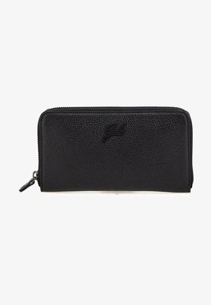 Cartera de cuero negro con superficie texturizada, cierre de cremallera y logo embossado en la parte frontal, con un diseño rectangular delgado.