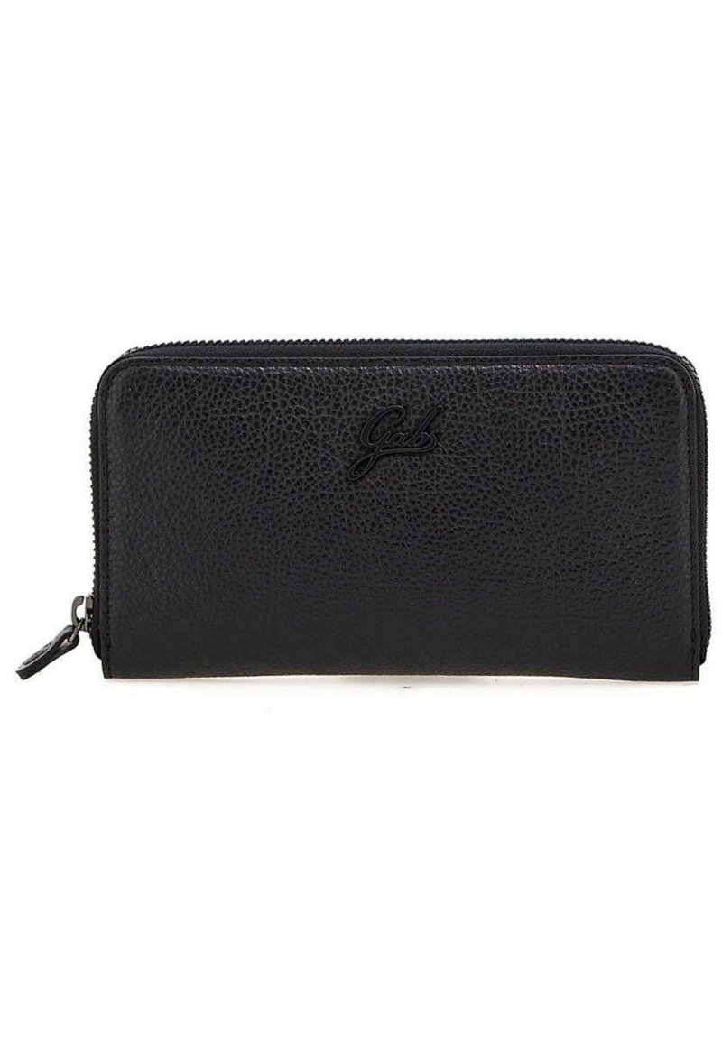 Portafoglio in pelle nera con superficie testurizzata, chiusura con zip e logo impresso sul davanti, caratterizzato da un design rettangolare sottile.