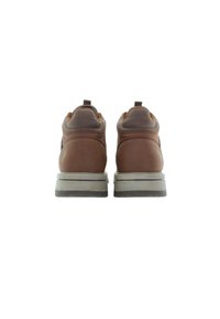 Sneakers in pelle marrone con punta rotonda, colletto imbottito e suola in gomma grigia. Presentano dettagli beige e un piccolo logo sul tallone.