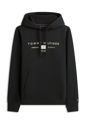 Zwarte hoodie met voorzak, koordsluiting in de capuchon en witte tekst en logo "Tommy Hilfiger American Classics Est. 1985" op de borst.