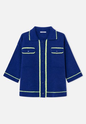 Cardigan tricotat bleumarin cu margine galben neon, nasturi pe față, două buzunare cu clapetă pe piept și mâneci trei sferturi.