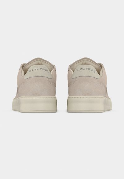 Μπεζ σουέτ αθλητικά παπούτσια με μινιμαλιστικό σχέδιο, στρογγυλεμένο σχήμα και λαστιχένια σόλα, με ανάγλυφο λογότυπο "FILLING PIECES" στην πίσω γλώσσα.