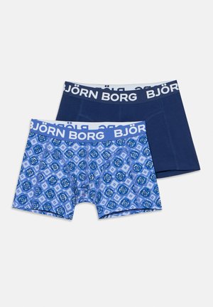 Dos pares de calzoncillos bóxer de hombre, uno en azul marino sólido y otro con estampado azul, ambos con cinturillas blancas con la marca "BJÖRN BORG".