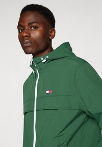 Tommy Jeans CHICAGO  - Vindjacka - court green