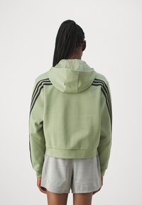adidas Sportswear FUTURE ICONS THREE STRIPES FULL ZIP - Camisola com fecho - tent green