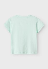 Mintgrünes T-Shirt mit kurzen Ärmeln aus weicher Baumwolle. Verfügt über einen Rundhalsauschnitt und einen geraden Saum ohne Muster oder Verzierungen.