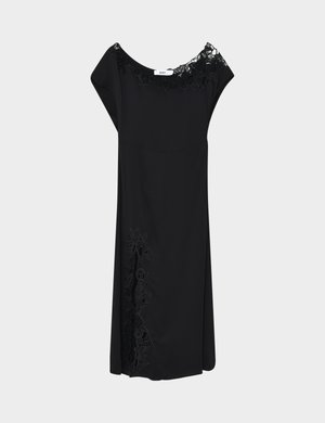 Abito midi nero con dettagli in pizzo floreale sullo scollo e sui lati, maniche corte e silhouette dritta.