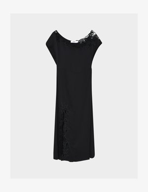Robe midi noire avec détails en dentelle florale au niveau du décolleté et sur les côtés, manches courtes et silhouette droite.