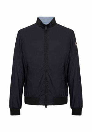 Črna lahka jakna z zadrgo, stoječim ovratnikom, stranskimi žepi, rebrastimi manšetami in spodnjim robom ter okroglim logotipom na levi rokavi.