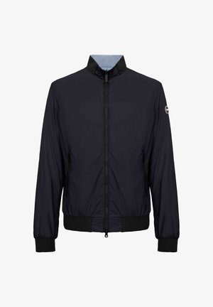 Schwarze leichte Reißverschlussjacke mit Stehkragen, Seitentaschen, gerippten Bündchen und Saum sowie einem runden Logo-Patch am linken Ärmel.