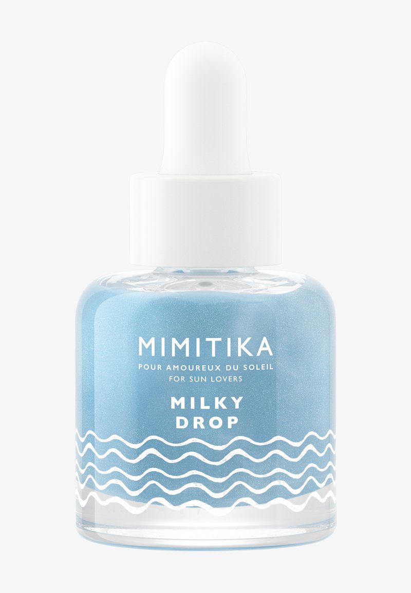 Piccola bottiglia contagocce trasparente con liquido blu etichettata Mimitika Milky Drop per gli amanti del sole, decorata con motivi a onde bianche.