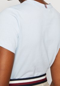 Tommy Hilfiger T-shirt med print - light blue