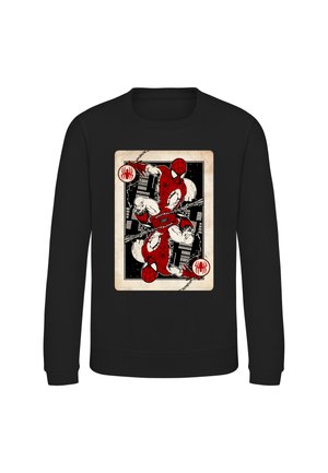 Felpa nera con una grafica di Spider-Man in rosso e bianco, posata due volte in stile carta da gioco specchiata con sfondo urbano.