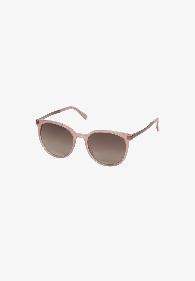 Helle rosa Sonnenbrille mit ovalem Rahmen, verlaufenden braunen Gläsern und eleganten dunkelrosa Bügeln. Glatte Textur, minimalistisches Design.