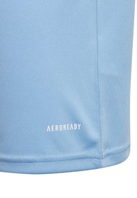 Světlomodrá sportovní látka s hladkou texturou, zaobleným lemem a bílým logem "AEROREADY" poblíž spodního okraje.