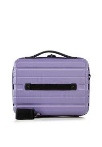 Maletín rígido morado con superficie texturizada, asa negra, correa ajustable y un panel negro horizontal cerca del centro.