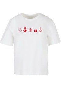 Tricou alb din bumbac cu grafica roșie: o cană aburindă, om de zăpadă, fulg de zăpadă, cutie de cadou și brad de Crăciun, cu guler rotund și mânecă scurtă.
