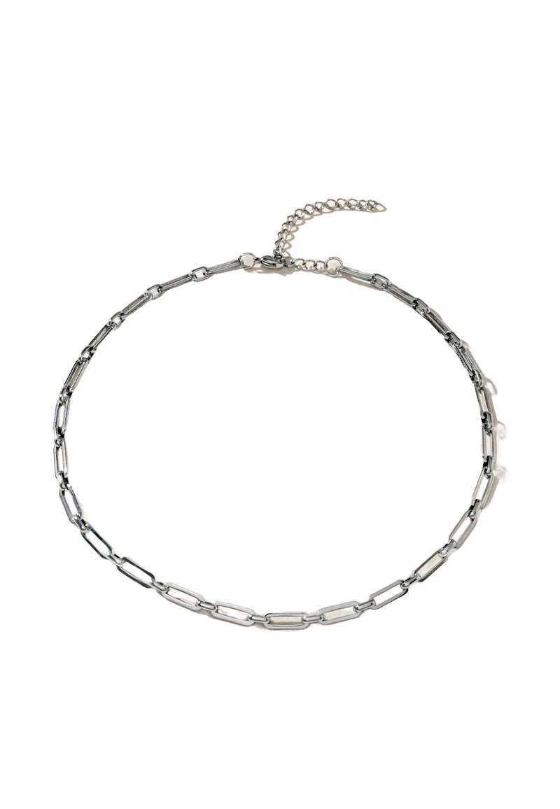 Sidabro spalvos metalinė grandinėlė choker, su pailgintais ryšiais. Yra reguliuojamas užsegimas ir grandinėlė, kurios ilgį galima keisti.