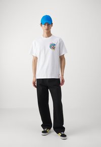 Levi's® VINTAGE FIT GRAPHIC - Print T-shirt - white