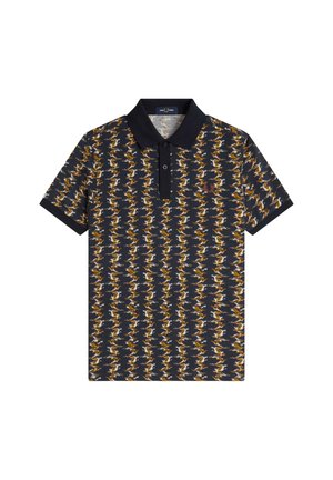 Polo de manga corta con cuello negro y tapeta de botones, con un patrón repetitivo de rayas de tigre en amarillo, blanco y marrón sobre tela oscura.