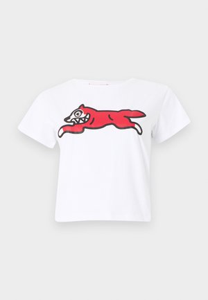 Tricou alb cu mâneci scurte, cu o vulpe desen animat roșie jucăușă care sare peste piept, conturată în negru și alb.