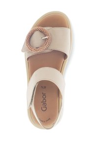 Beige Sandale mit einem Obermaterial aus Wildleder, verstellbarem Riemen, runden Perlenakzenten, gepolsterter Innensohle und einer leichten Gummisohle. Marke: Gabor.