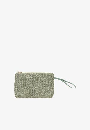 Clutch intrecciato verde con una superficie liscia, forma rettangolare e chiusura con zip. Caratterizzato da un cinturino da polso abbinato e motivi sottili.