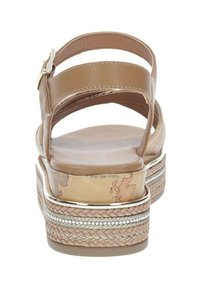 Sandali con piattaforma marroni, dotati di due cinturini, texture intrecciata sulla zeppa e dettagli metallici decorativi lungo i lati.