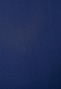 Mörkblått tyg med en slät, elastisk textur och en fin, jämn väv. Inga synliga mönster eller detaljer.