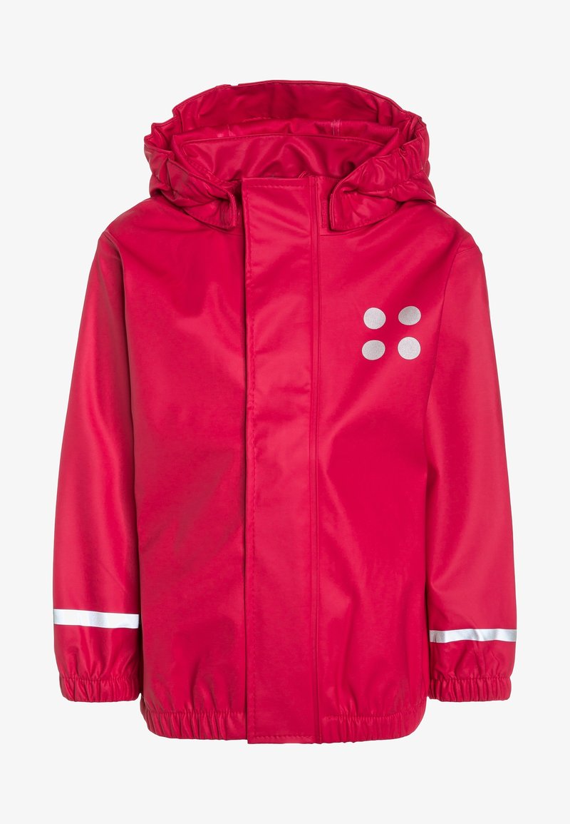 Veste imperméable rouge avec capuche, poignets élastiques et détails à bandes réfléchissantes. Présente une texture lisse et un logo avec quatre points sur la poitrine.