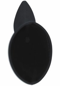 Czarny botek z wąskim noskiem, o gładkiej teksturze, z dopasowaną cholewką i bez widocznych elementów metalowych. Wnętrze jest ciemne i gładkie.