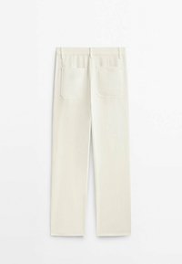 Pantalon droit écru avec deux poches plaquées à l'arrière et passants de ceinture, montré de dos sur un fond clair uni.