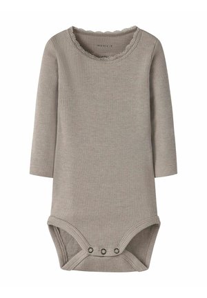 Langärmliger grauer gerippter Body mit einem gewellten Ausschnitt und einem Druckknopfverschluss am Boden. Weiche, dehnbare Stofftextur.