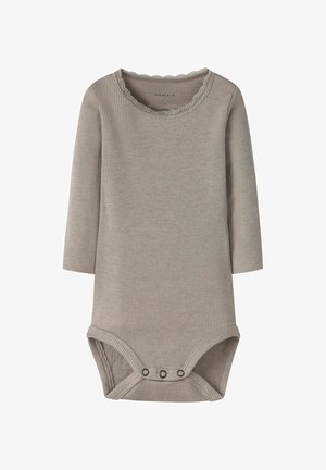 Dlhý rukáv šedý rebrovaný body s volánovým výstrihom a zapínaním na patentky v spodnej časti. Mäkka a elastická textúra látky.