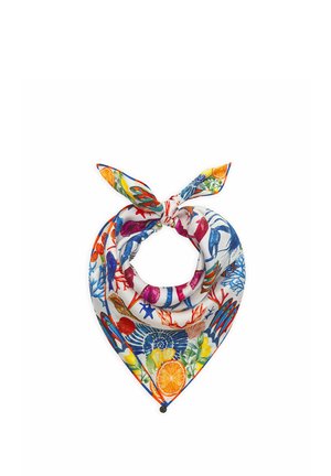 Zijden sjaal met kleurrijke prints van zeevruchten, zeewier en citrusfruit, gestrikt in een knoop op een witte achtergrond.