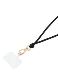 Läpinäkyvä muovitag, jossa on musta naru kaulaketjun, kultainen metalliklipsi ja sileä, suorakaiteen muotoinen muoto.