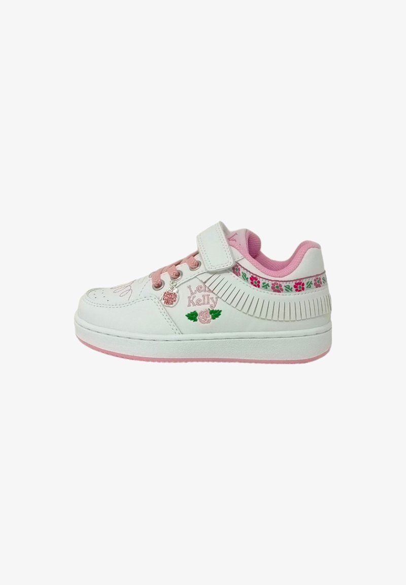 Sneaker bianca con dettagli rosa, caratterizzato da ricami floreali, una fascia a strappo e dettagli testurizzati lungo il lato.