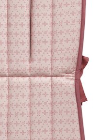 Trevlig tygkudde med en rosa bas, prydd med upprepande blommönster, quiltat mönster och sidoupholstring i en mörkare rosa nyans.