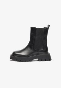 Botine negre din piele cu panouri elastice pe laterale, talpă robustă din cauciuc și buclă pentru încălțare în spate. Textură netedă, vârf rotund și design rezistent.