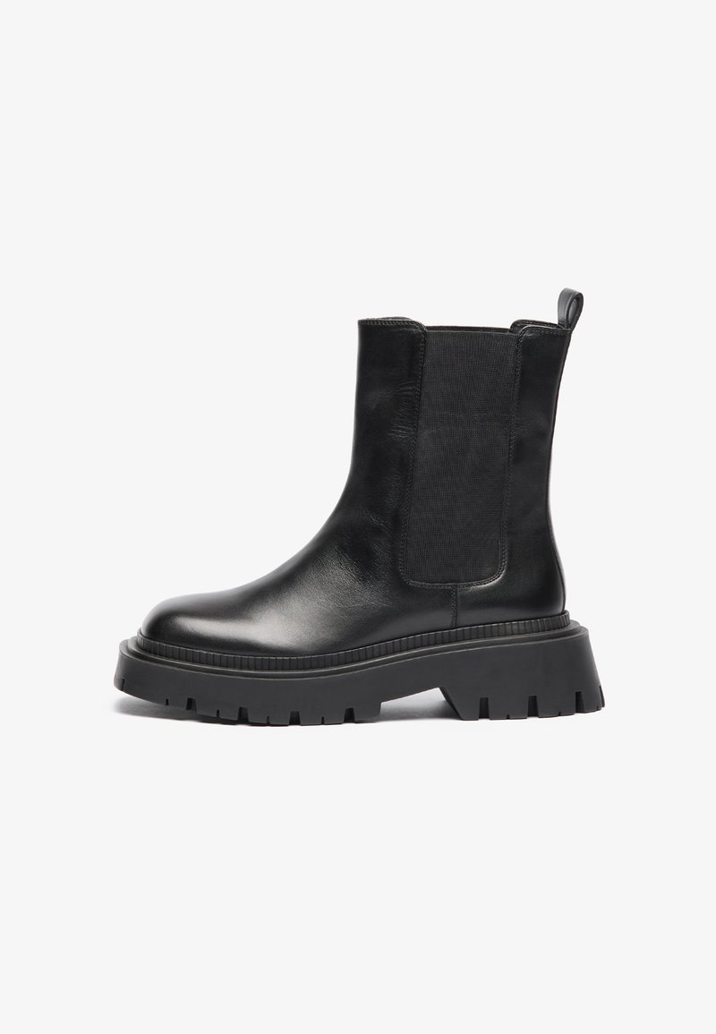 Botine negre din piele cu panouri elastice pe laterale, talpă robustă din cauciuc și buclă pentru încălțare în spate. Textură netedă, vârf rotund și design rezistent.