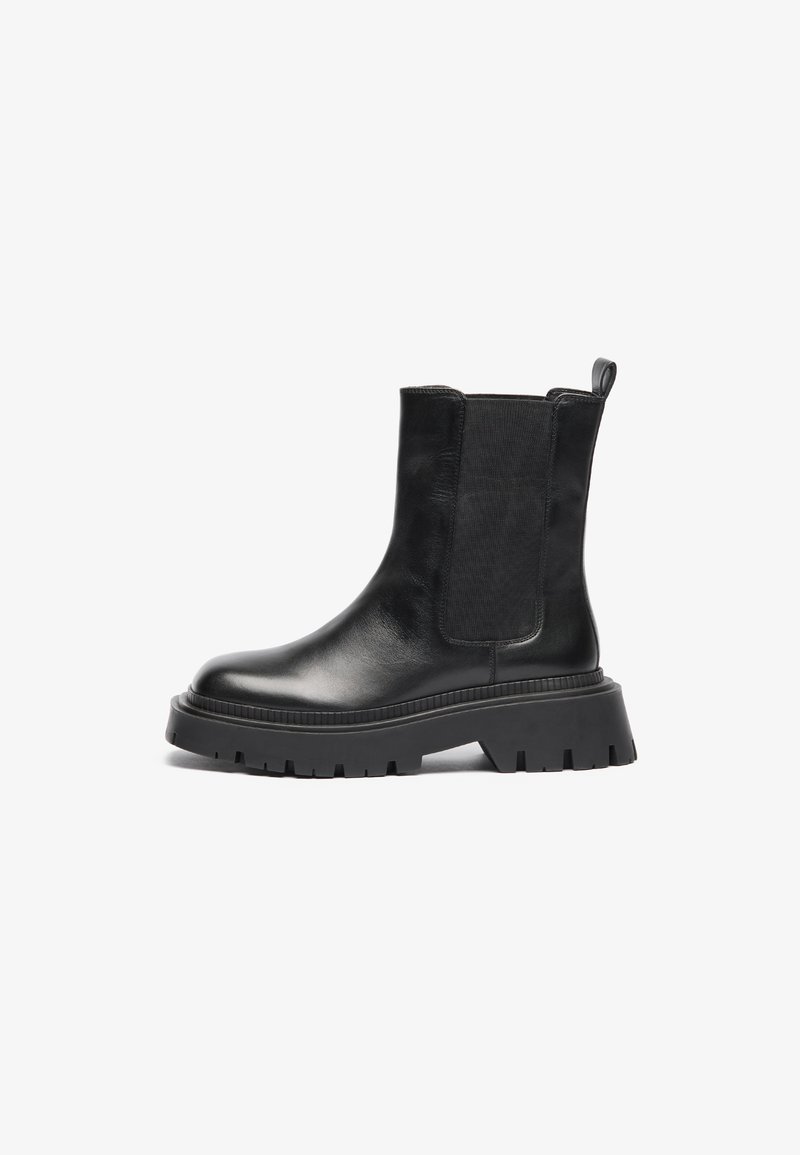 Botine negre din piele cu panouri elastice pe laterale, talpă robustă din cauciuc și buclă pentru încălțare în spate. Textură netedă, vârf rotund și design rezistent.
