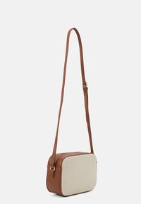 Borsa a spalla in pelle marrone di forma rettangolare con parte frontale in tela beige. Presenta una chiusura con zip e una tracolla regolabile.