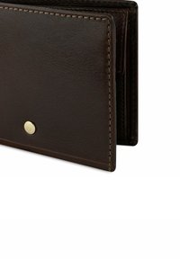 Braune Lederbörse mit genähten Kanten und einem goldenen Akzent auf der Vorderseite. Kompaktes, schlankes Design mit mehreren Kartenfächern und einer glatten Textur.