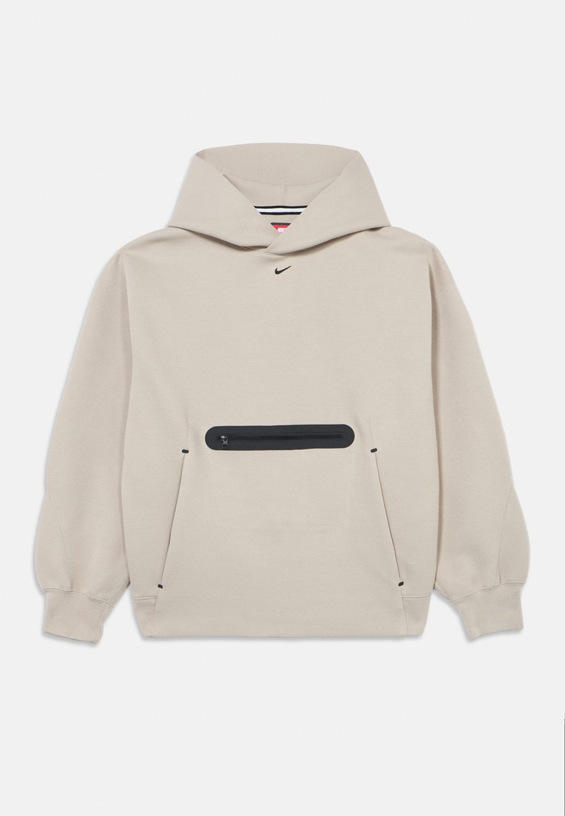 Μπεζ φούτερ με μεγάλο κουκούλα, μπροστινή τσέπη με φερμουάρ και λεπτομέρειες σε μαύρο. Διαθέτει μακριά μανίκια και ουδέτερη υφή.