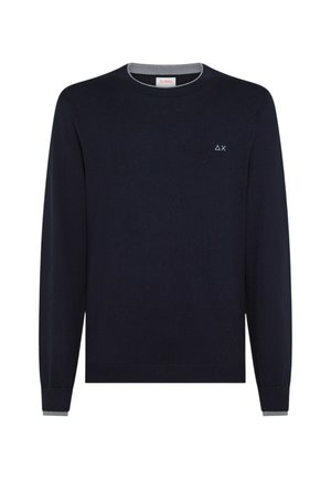 Marineblauer Rundhals-Pullover mit langen Ärmeln; verfügt über einen hellgrauen gerippten Kragen und Bündchen; enthält ein kleines weißes Logo auf der Brust.