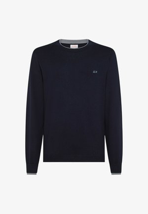 Marineblauer Rundhals-Pullover mit langen Ärmeln; verfügt über einen hellgrauen gerippten Kragen und Bündchen; enthält ein kleines weißes Logo auf der Brust.