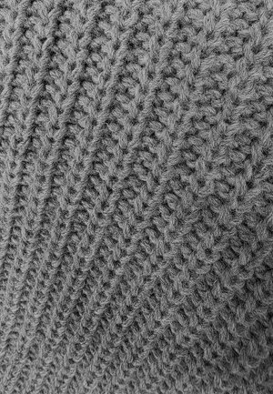 Szara dzianina z fakturowanym, prążkowanym wzorem z ukośnymi liniami. Miękki materiał o lekko włochatej powierzchni.