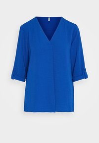 Blauwe V-hals blouse met driekwart opgerolde mouwen, gestructureerde stof en een rechte zoom. Bevat een overlapontwerp aan de voorkant en knoopaccenten.