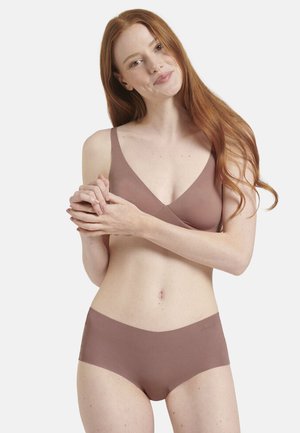 Beha en slipset in een zachte, matte, stofkleurig rozenrood. De beha heeft brede banden en een v-halsontwerp. De slips hebben een naadloze afwerking.